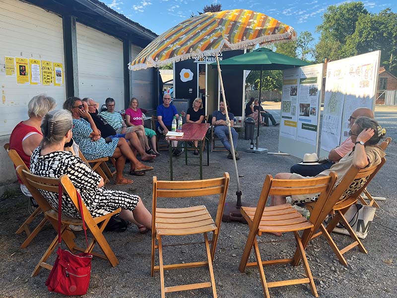 Eine gemütliche Gesprächsrunde beim Treibhaus-Quartier Münnerstadt.